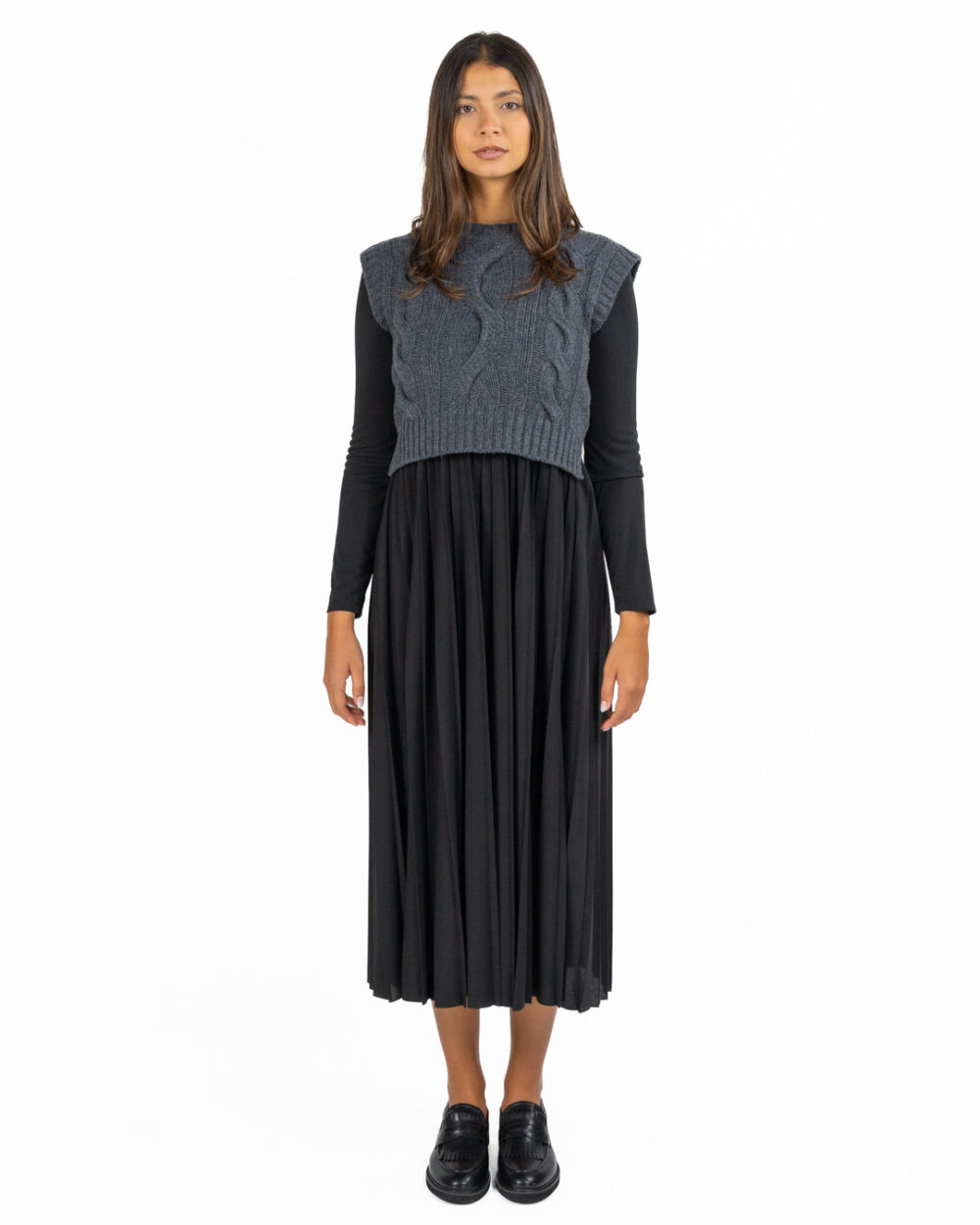 Weekend Max Mara - Gilet grigio con vestito nero - immagine 2