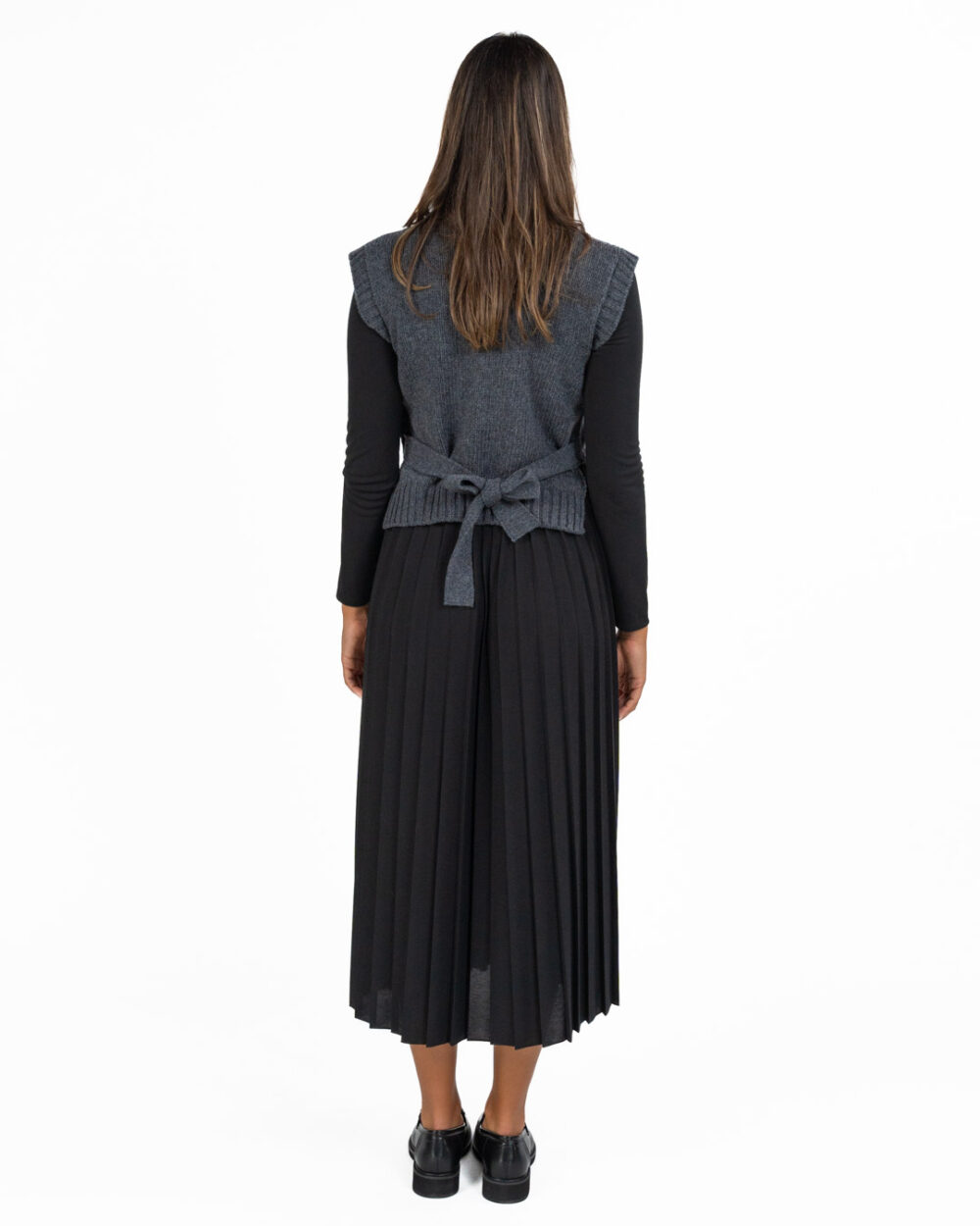 Weekend Max Mara - Gilet grigio con vestito nero - immagine 4