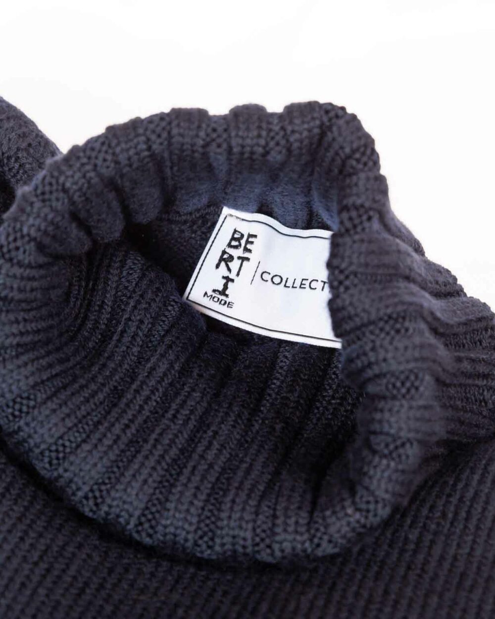 Berti mode collection maglione a collo alto blu